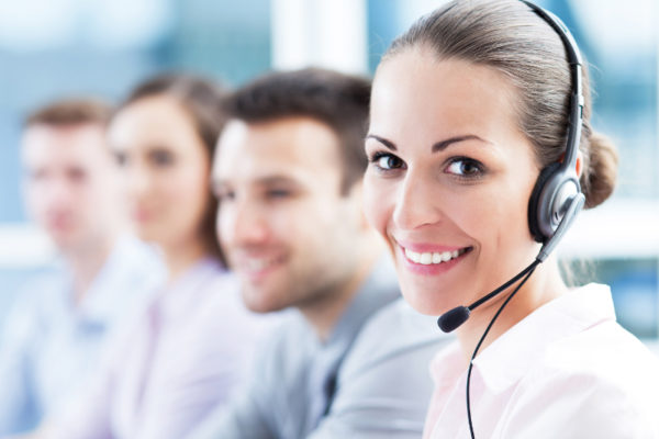 Ragazza sorridente al call center