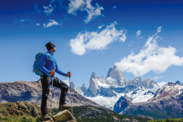 Uomo che fa trekking