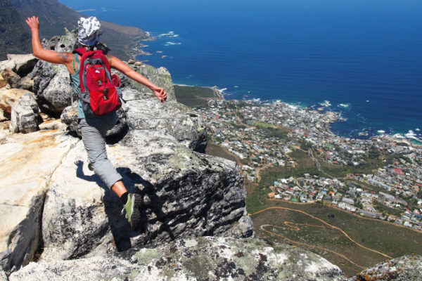 Ragazza tester team che salta su una roccia a Città del Capo