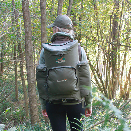 Ragazza in un bosco con lo zaino per la raccolta funghi forest 50 rf